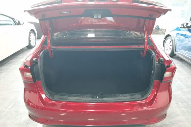 Used Roewe i5 2019 1.5L Automatic 4G Connected Langhao Edition Trunk