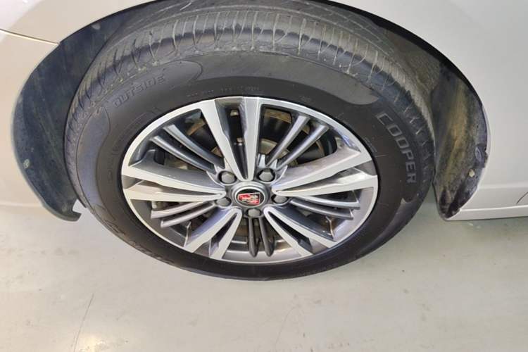 Used Roewe i5 2019 1.5L Automatic 4G Connected Linghao Flagship Edition Left Front Wheel Hub
