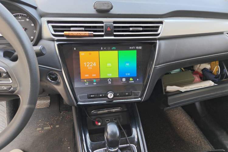 Used Roewe i5 2019 1.5L Automatic 4G Connected Linghao Edition Audio And AC Panel