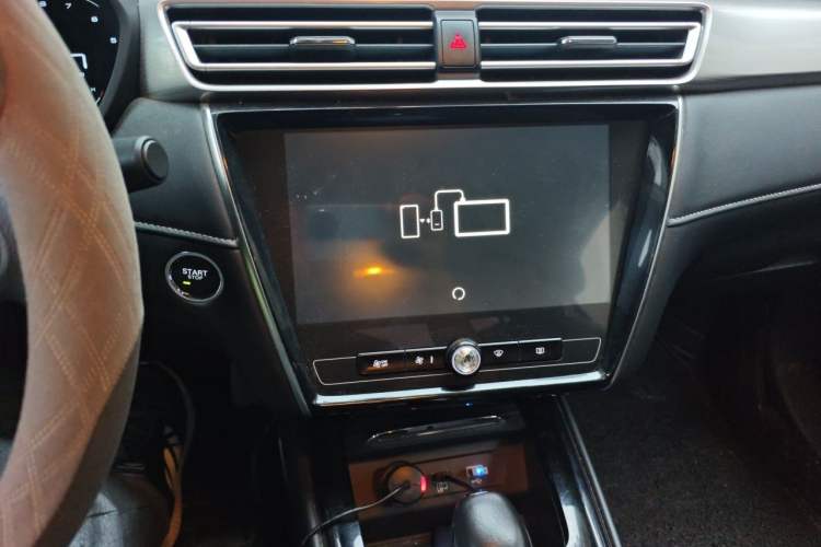 Used Roewe i5 2019 20T Automatic 4G Connected Supercharged Flagship Edition Audio And AC Panel