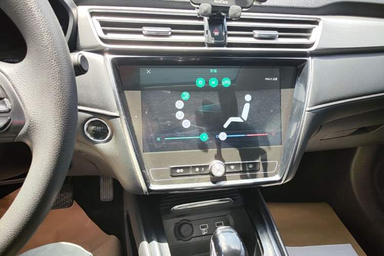 Used Roewe i5 2019 1.5L Automatic 4G Connected Linghao Flagship Edition Audio And AC Panel