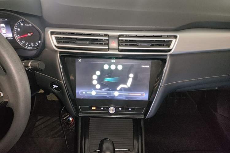 Used Roewe i5 2019 1.5L Automatic 4G Connected Langhao Edition Audio And AC Panel