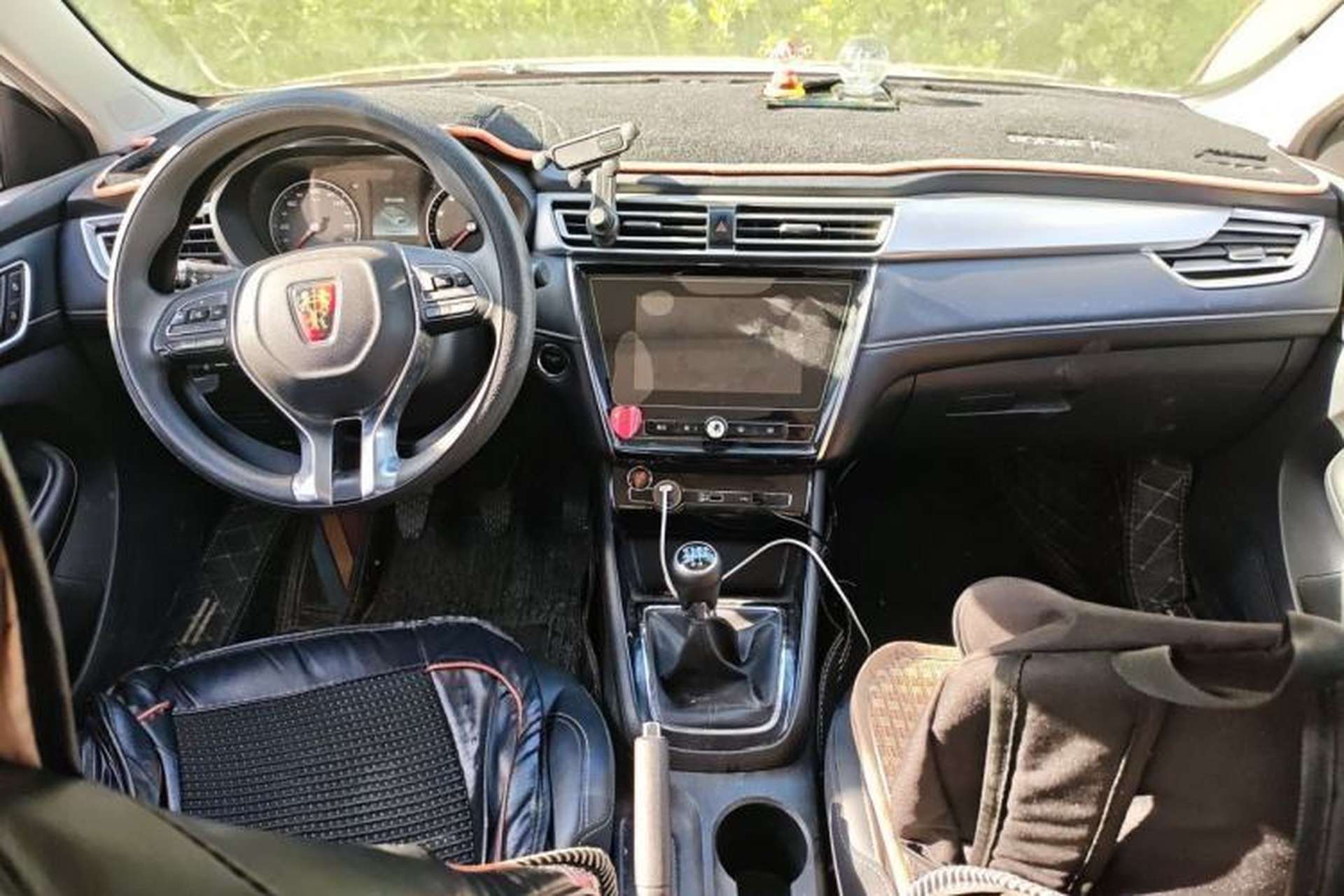 Used Roewe i5 2019 1.5L Manual 4G Connectable Langhao Edition Center Console