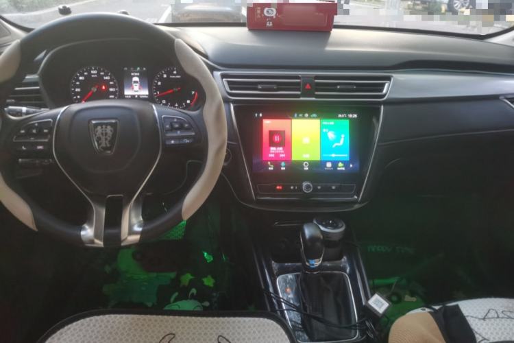 Used Roewe i5 2019 1.5L Automatic 4G Connected Langhao Edition Center Console