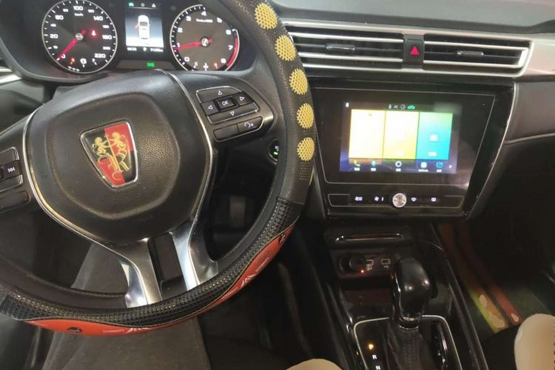 Used Roewe i5 2019 1.5L Automatic 4G Connected Linghao Edition Center Console