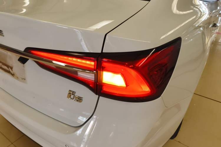 Used Roewe i5 2019 1.5L Manual 4G Connected Langyue Edition Exterior 3