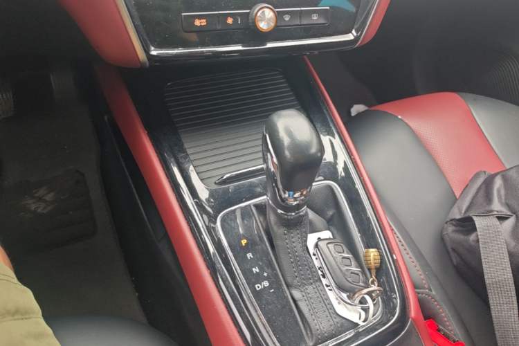 Used Roewe i5 2019 20T Automatic SmartConnect Luxury Prestige Edition Gear Lever