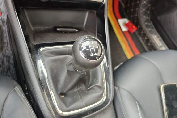Used Roewe i5 2019 1.5L Manual 4G Connect Leehao Flagship Edition Gear Lever