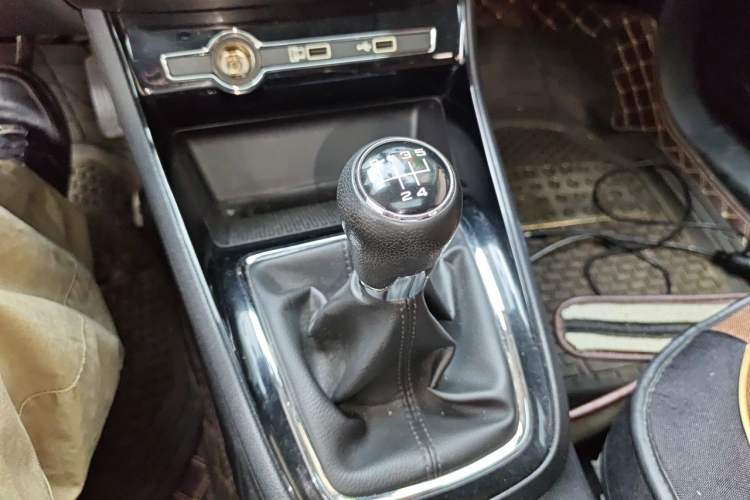 Used Roewe i5 2019 1.5L Manual 4G Connect Leehao Flagship Edition Gear Lever