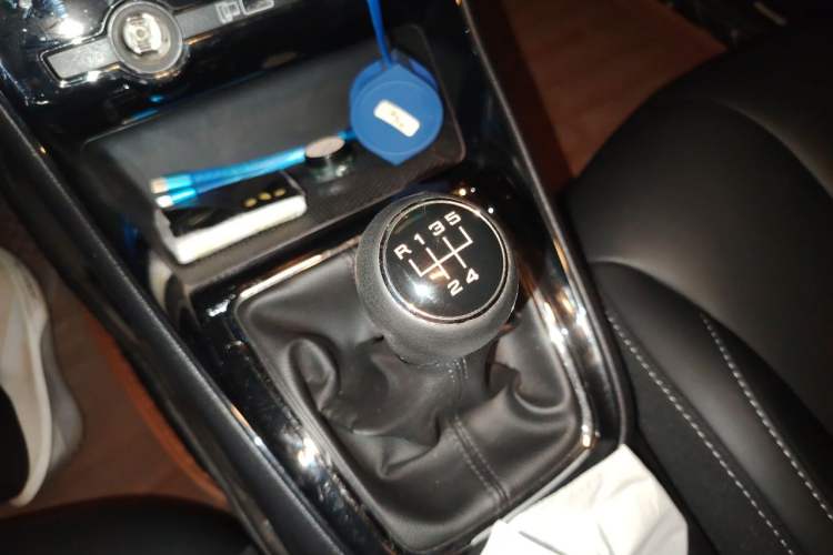 Used Roewe i5 2019 1.5L Manual 4G Connectable Langhao Edition Gear Lever
