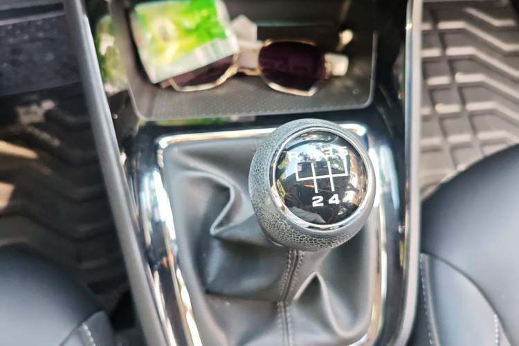 Used Roewe i5 2019 1.5L Manual 4G Connect Leehao Flagship Edition Gear Lever