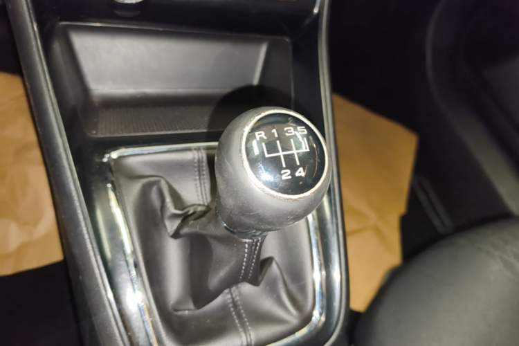 Used Roewe i5 2019 1.5L Manual 4G Connected Langyue Edition Gear Lever