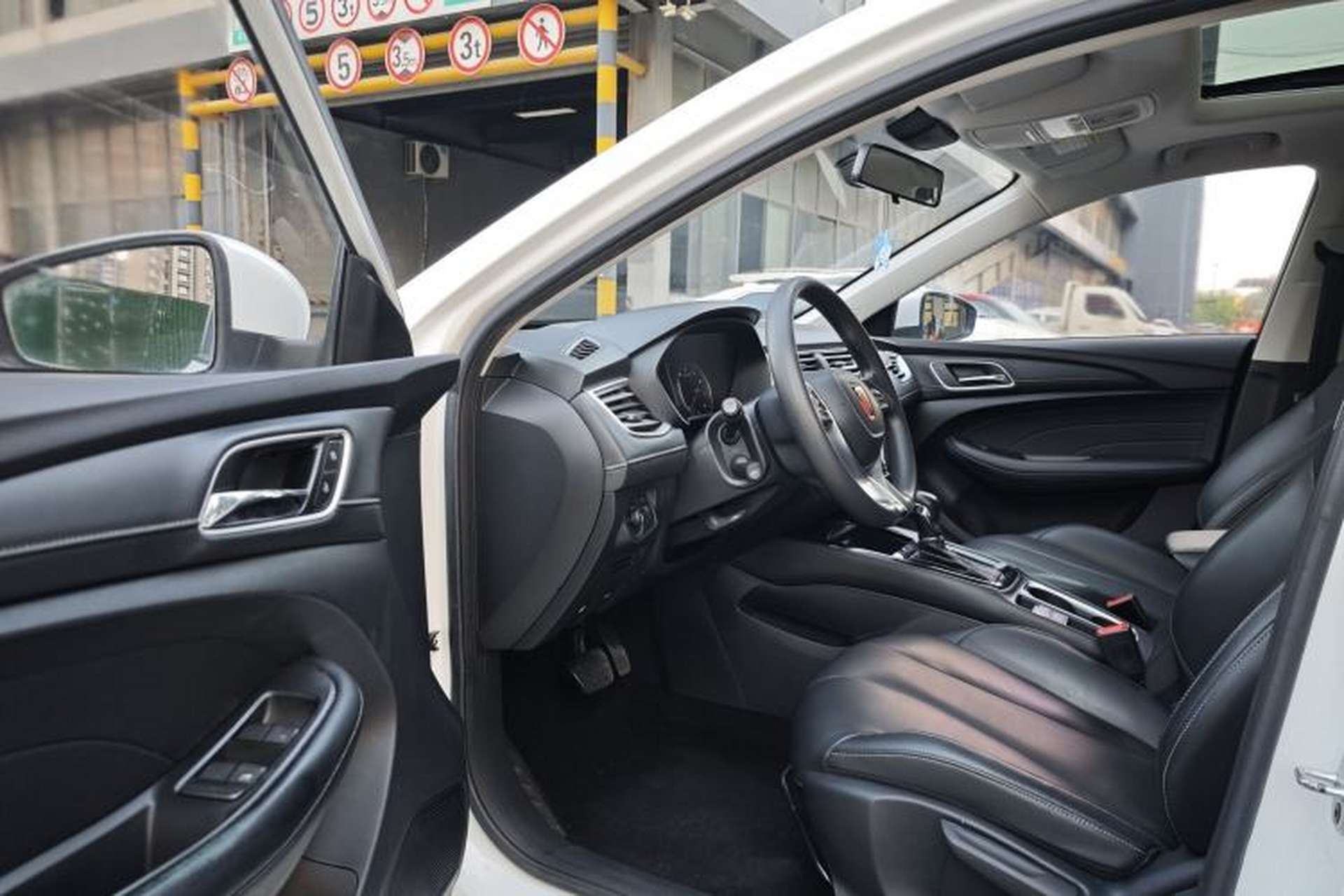 Used Roewe i5 2019 1.5L Automatic 4G Connected Langhao Edition Interior 1