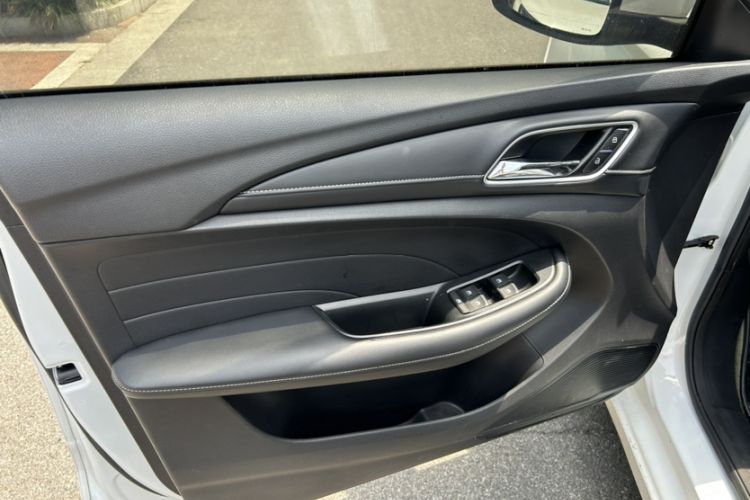 Used Roewe i5 2019 1.5L Automatic 4G Connected Langhao Edition Interior 1
