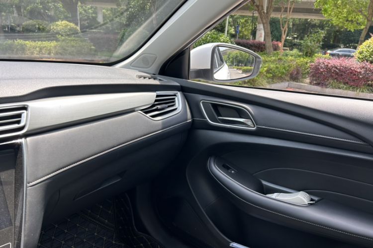 Used Roewe i5 2019 1.5L Automatic 4G Connected Langhao Edition Interior 2
