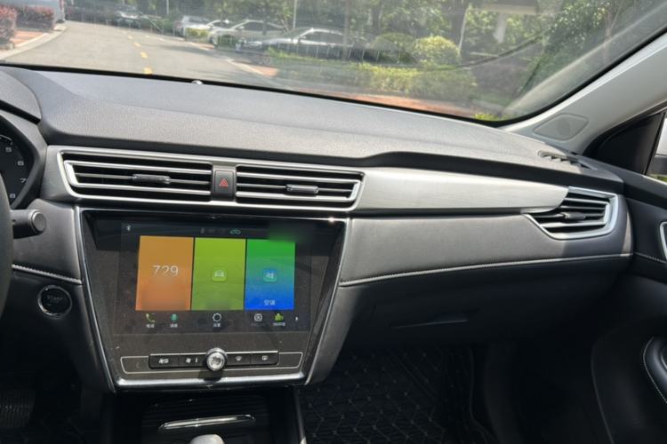 Used Roewe i5 2019 1.5L Automatic 4G Connected Langhao Edition Interior 9