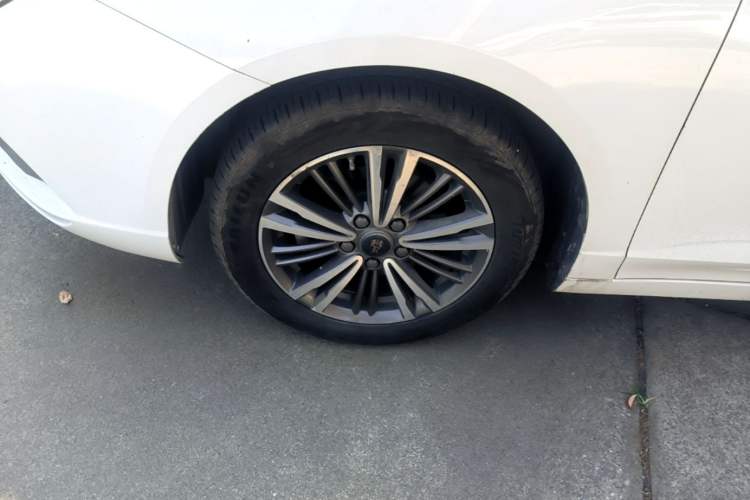 Used Roewe i5 2019 1.5L Automatic 4G Connected Langhao Edition Left Front Wheel Hub