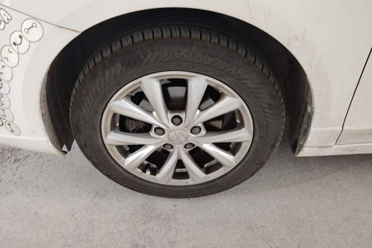 Used Roewe i5 2019 1.5L Automatic 4G Connected Linghao Edition Left Front Wheel Hub