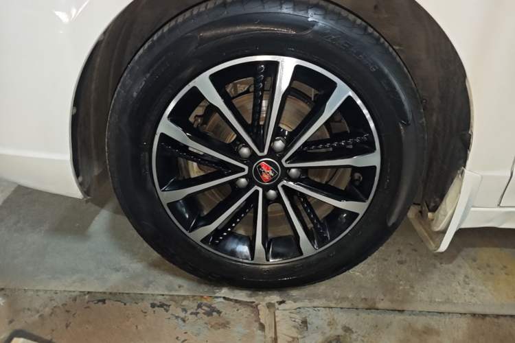 Used Roewe i5 2019 1.5L Automatic 4G Connected Linghao Flagship Edition Left Front Wheel Hub