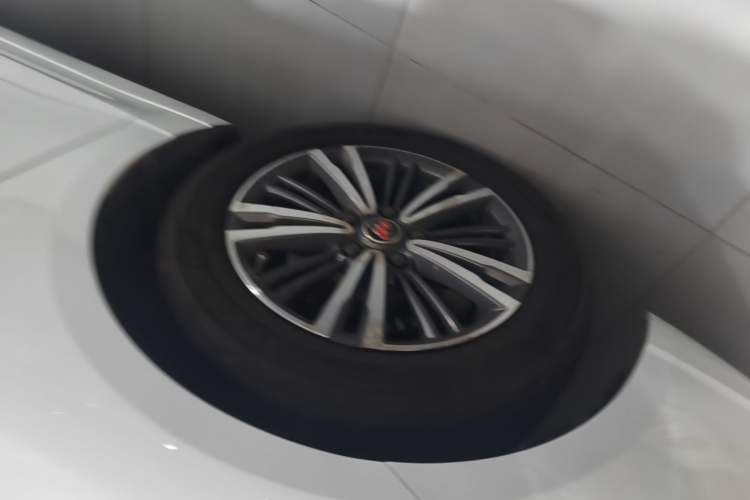 Used Roewe i5 2019 1.5L Automatic 4G Connected Langhao Edition Left Front Wheel Hub