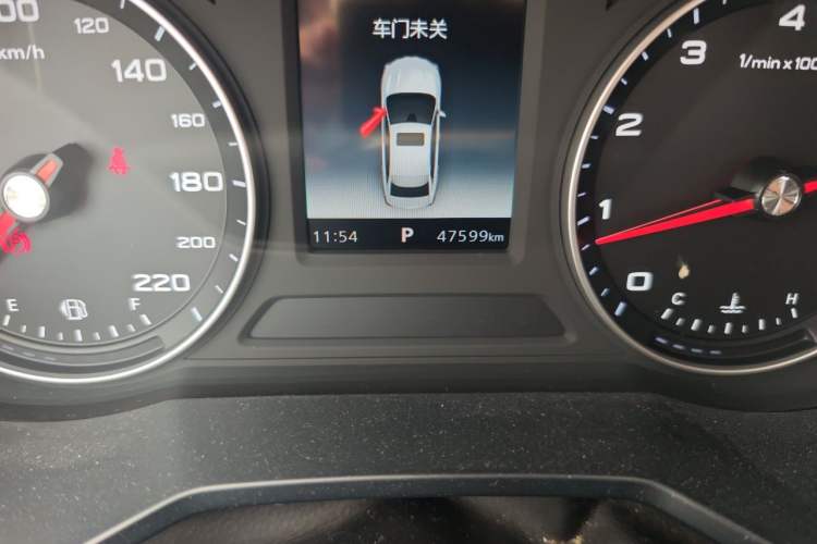Used Roewe i5 2019 1.5L Automatic 4G Connected Langhao Edition Odometer Close Up