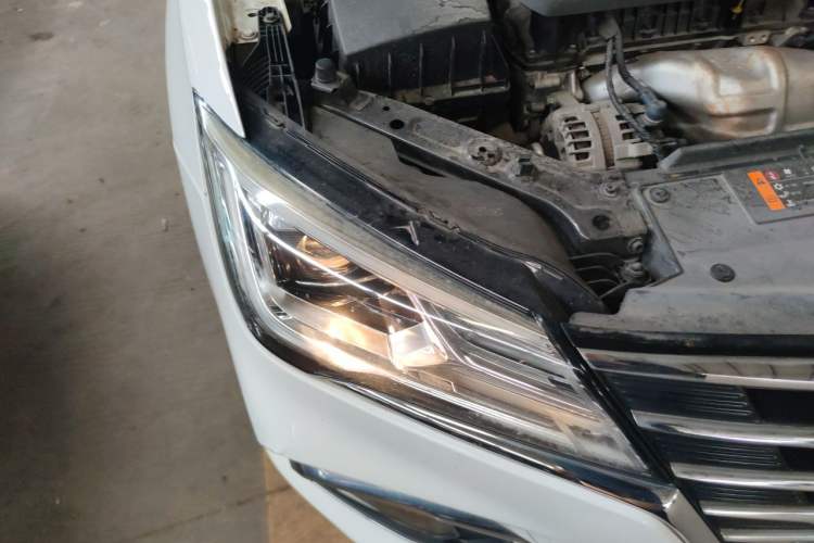Used Roewe i5 2019 1.5L Automatic 4G Connected Langhao Edition Right Front Headlight