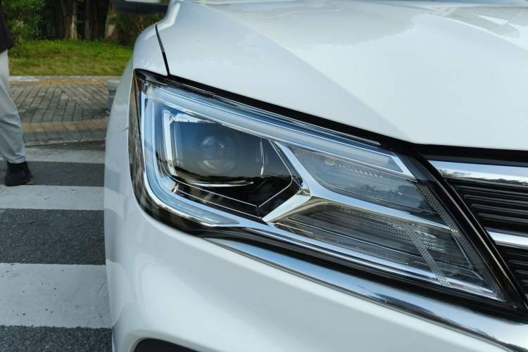 Used Roewe i5 2019 1.5L Manual 4G Connect Leehao Flagship Edition Right Front Headlight