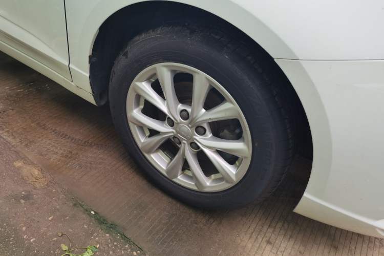 Used Roewe i5 2019 1.5L Automatic 4G Connected Langyue Edition Right Front Wheel Hub