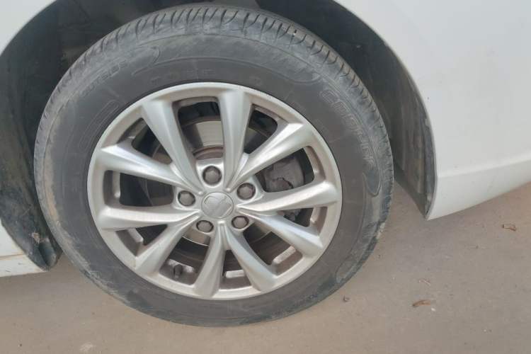 Used Roewe i5 2019 1.5L Manual 4G Connected Langyue Edition Right Front Wheel Hub