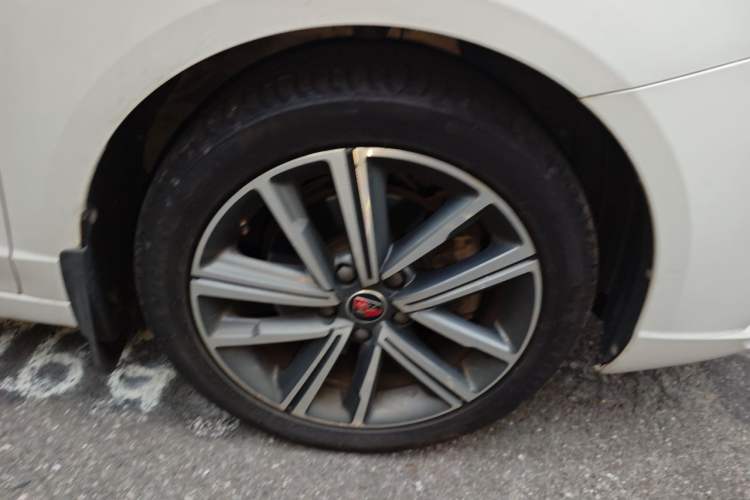 Used Roewe i5 2019 20T Automatic 4G Connected Supercharged Flagship Edition Right Front Wheel Hub