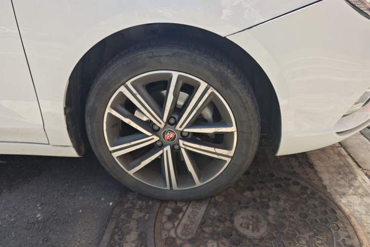 Used Roewe i5 2019 20T Automatic 4G Connected Supercharged Flagship Edition Right Front Wheel Hub