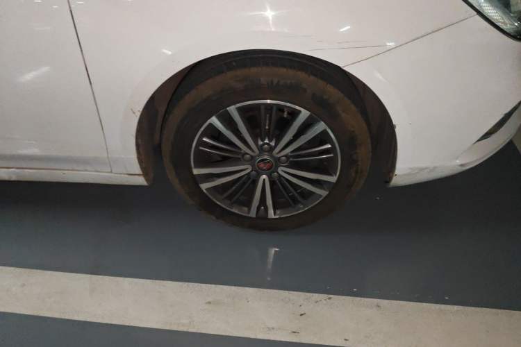 Used Roewe i5 2019 1.5L Manual 4G Connect Leehao Flagship Edition Right Front Wheel Hub