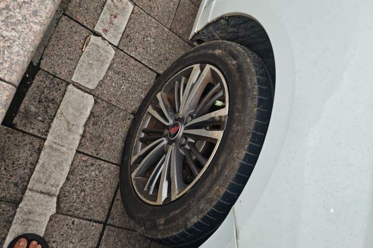 Used Roewe i5 2019 1.5L Manual 4G Connectable Langhao Edition Right Front Wheel Hub