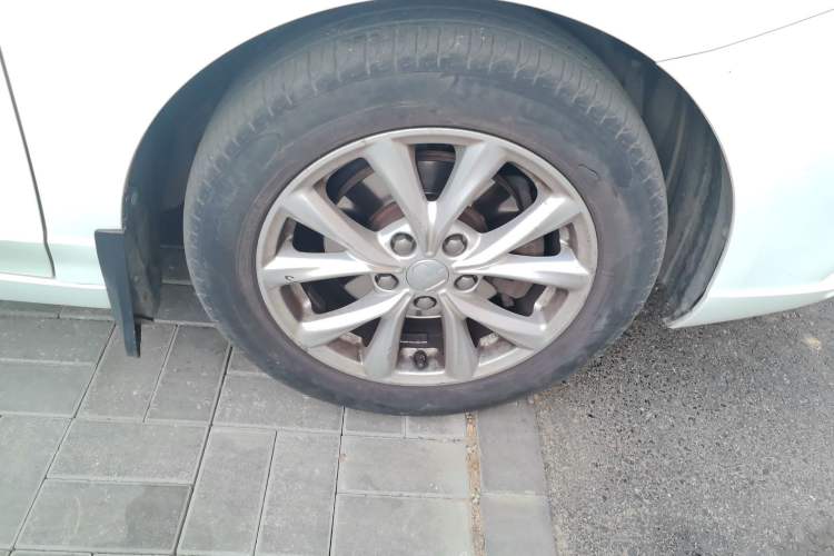 Used Roewe i5 2019 1.5L Manual 4G Connected Langyue Edition Right Front Wheel Hub