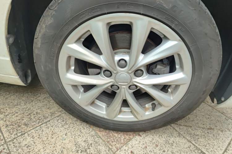 Used Roewe i5 2019 1.5L Automatic 4G Connected Langyue Edition Right Front Wheel Hub