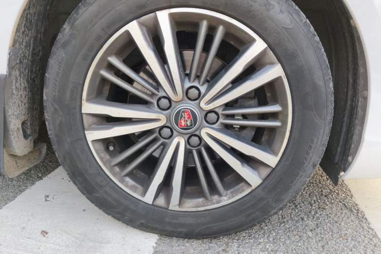 Used Roewe i5 2019 1.5L Manual 4G Connect Leehao Flagship Edition Right Front Wheel Hub