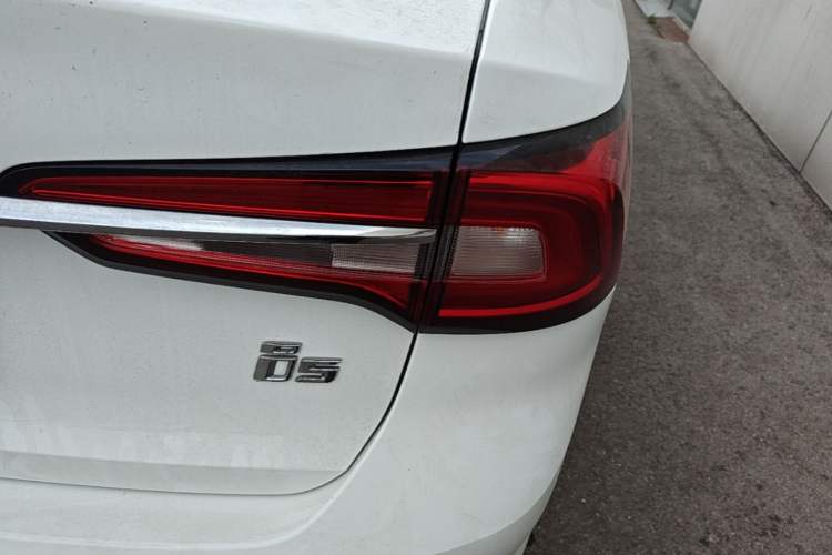Used Roewe i5 2019 1.5L Manual 4G Connect Leehao Flagship Edition Right Rear Taillight