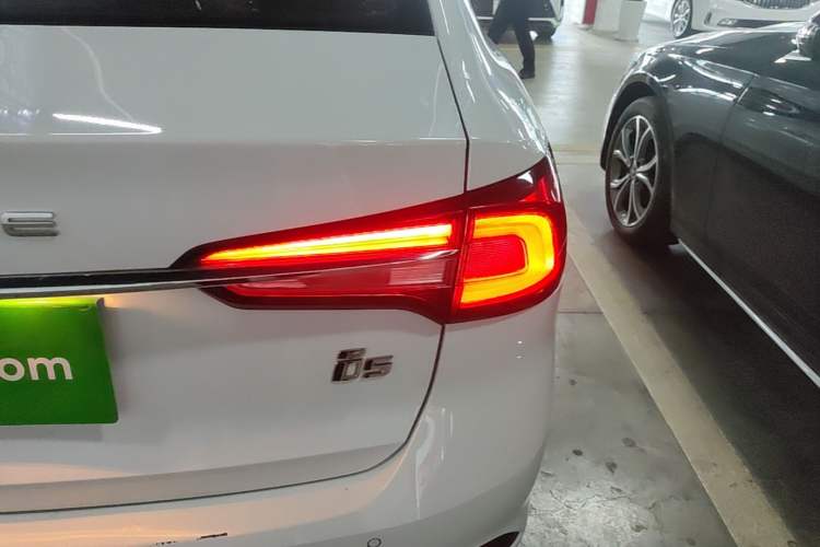 Used Roewe i5 2019 1.5L Automatic 4G Connected Langhao Edition Right Rear Taillight