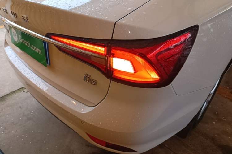 Used Roewe i5 2019 1.5L Manual 4G Connected Langyue Edition Right Rear Taillight