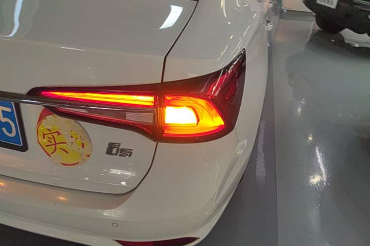 Used Roewe i5 2019 1.5L Automatic 4G Connected Langhao Edition Right Rear Taillight