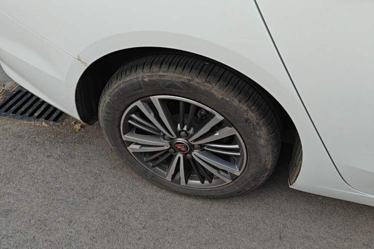 Used Roewe i5 2019 1.5L Automatic 4G Connected Langhao Edition Right Rear Wheel Hub