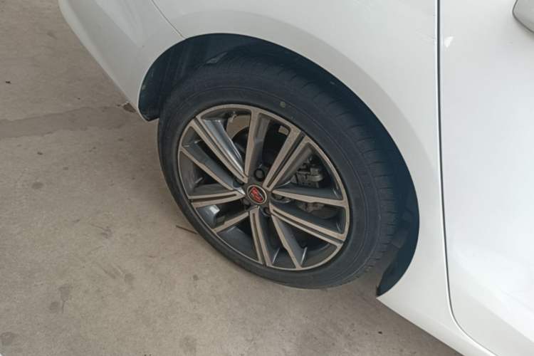 Used Roewe i5 2019 20T Automatic 4G Connected Supercharged Flagship Edition Right Rear Wheel Hub