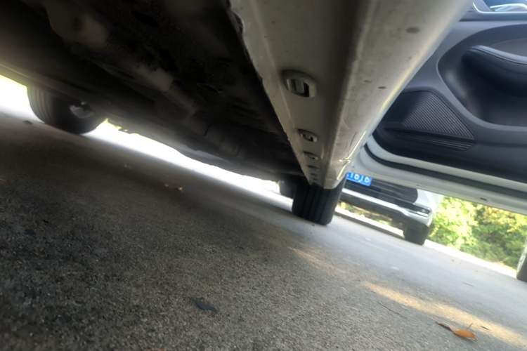 Used Roewe i5 2019 1.5L Automatic 4G Connected Langhao Edition Right Side Sill