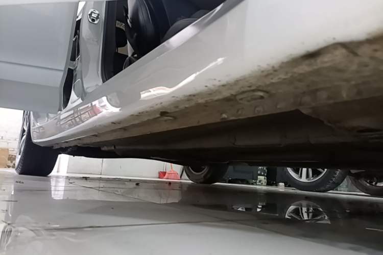 Used Roewe i5 2019 1.5L Automatic 4G Connected Linghao Flagship Edition Right Side Sill