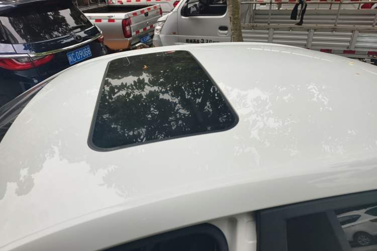 Used Roewe i5 2019 1.5L Automatic 4G Connected Linghao Flagship Edition Roof