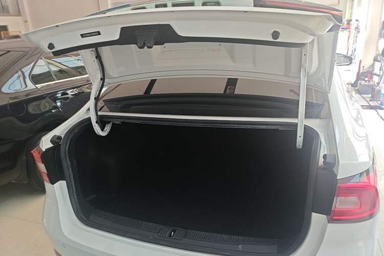 Used Roewe i5 2019 1.5L Automatic 4G Connected Langhao Edition Trunk