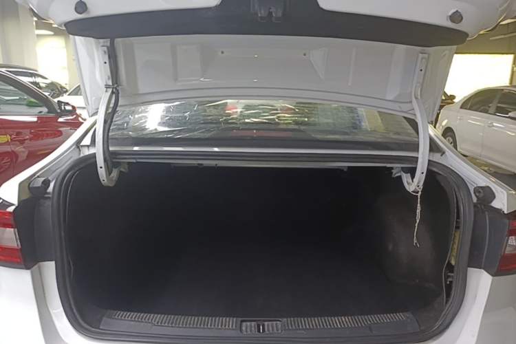 Used Roewe i5 2019 1.5L Manual 4G Connected Langyue Edition Trunk