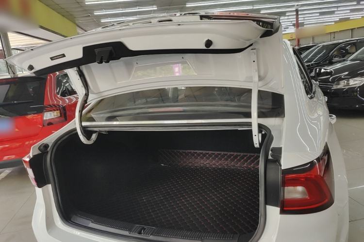 Used Roewe i5 2019 1.5L Automatic 4G Connected Langyue Edition Trunk