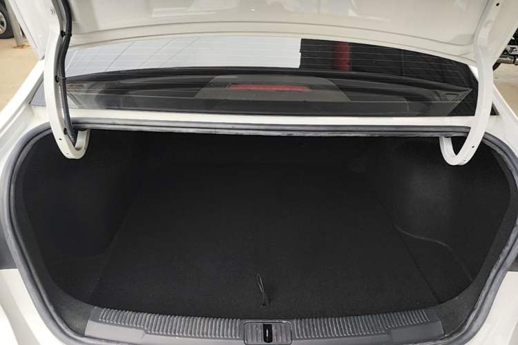Used Roewe i5 2019 1.5L Automatic 4G Connected Langhao Edition Trunk