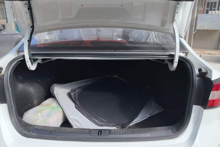 Used Roewe i5 2019 1.5L Automatic 4G Connected Langhao Edition Trunk